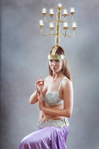 Bailarina con candelabro en la cabeza —  Fotos de Stock