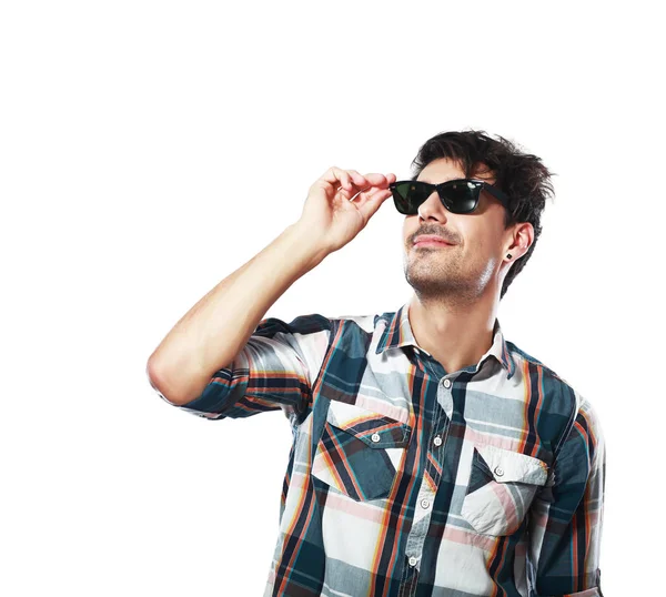 Homme en lunettes de soleil posant à la caméra — Photo