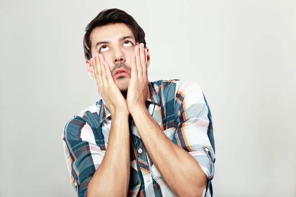 Gözleri haddeleme adam portresi