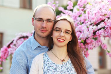 Çift dışında dururken sarılma