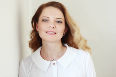 kadın gülümsüyor ve kameraya bakıyor