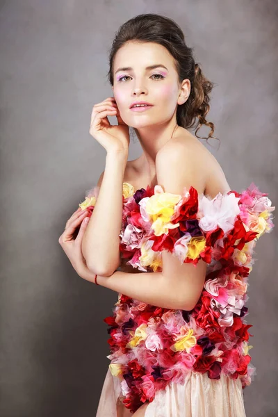 Femme en robe de fleurs — Photo