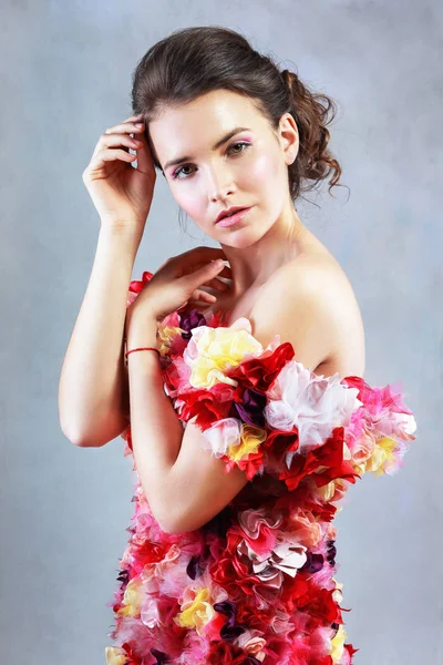 Donna in abito di fiori — Foto Stock