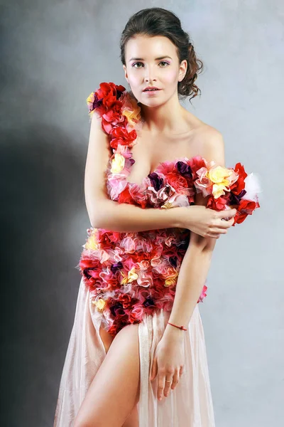 Vrouw in jurk van bloemen — Stockfoto