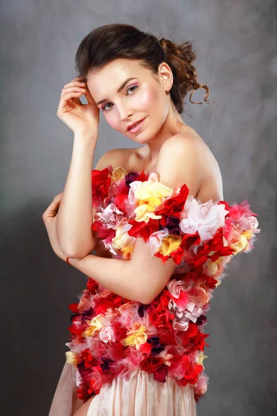 Mulher de vestido de flores — Fotografia de Stock