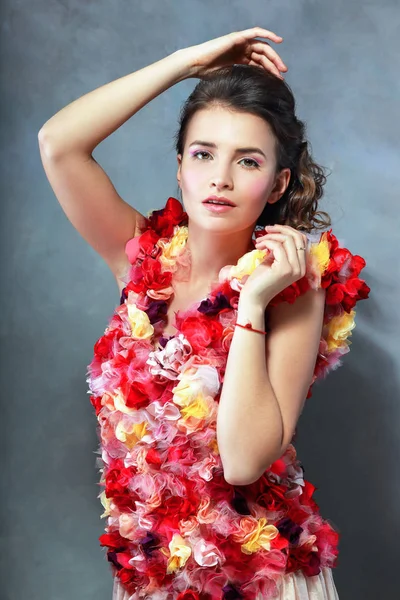 Vrouw in jurk van bloemen — Stockfoto