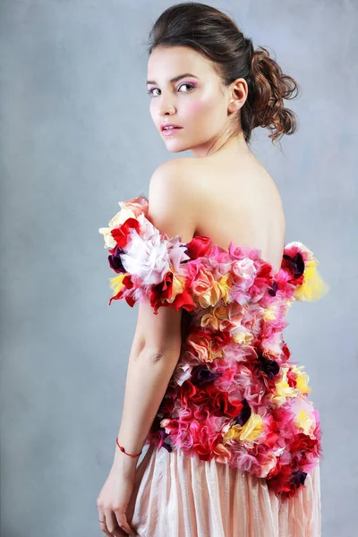 Kobieta w sukni z kwiatami — Zdjęcie stockowe