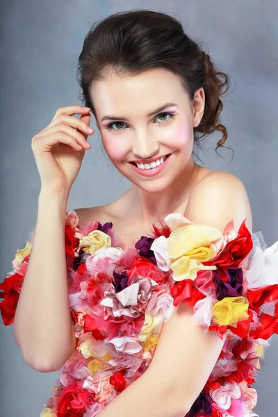 Vrouw in jurk van bloemen — Stockfoto