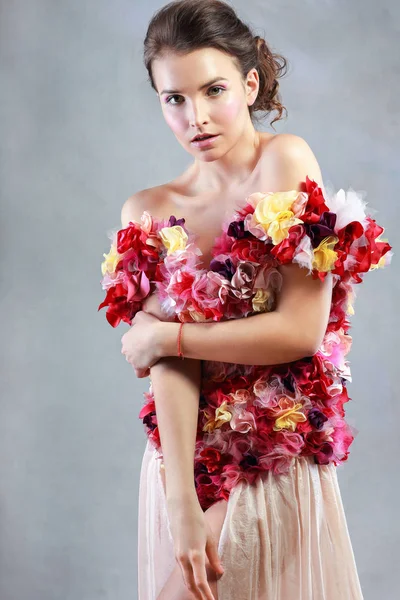 Mujer en vestido de flores — Foto de Stock