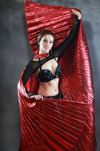 검은색과 빨간색 복장에 동양 댄서 — 스톡 사진