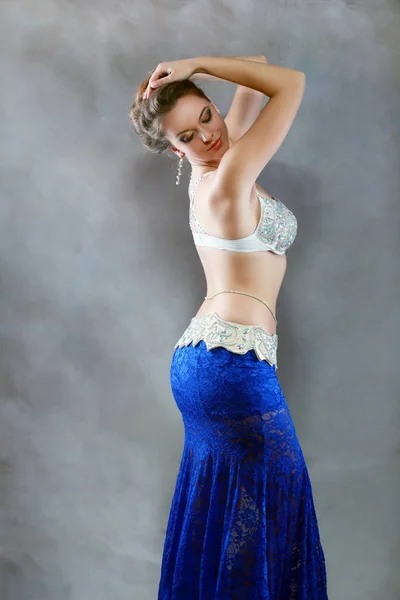 Oriental dancer posing and looking at camera — Stock Photo, Image