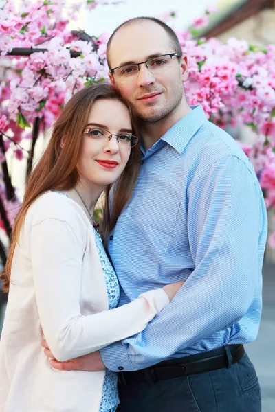 Paar umarmt sich im Stehen — Stockfoto