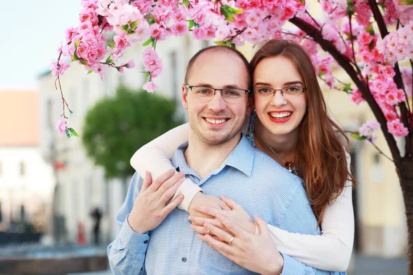 Pareja abrazándose mientras de pie fuera — Foto de Stock