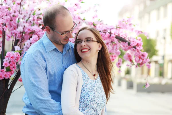 Paar kuschelt im Freien — Stockfoto