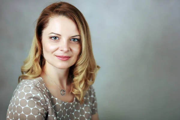 Woman smiling and looking at camera — Stock Photo, Image