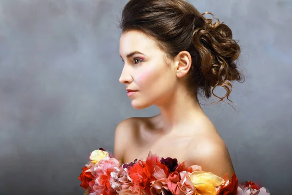 Mulher em vestido de flores olhando para longe — Fotografia de Stock