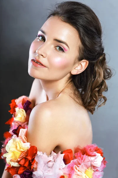 Jeune femme en robe de fleurs — Photo