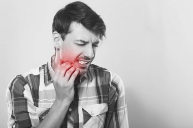 diş ağrısı olan adam