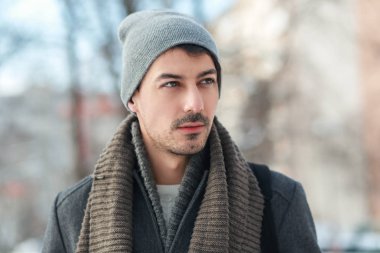 Genç adam kış parkında