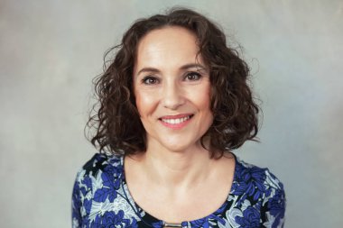 gülümseyen güzel kadın