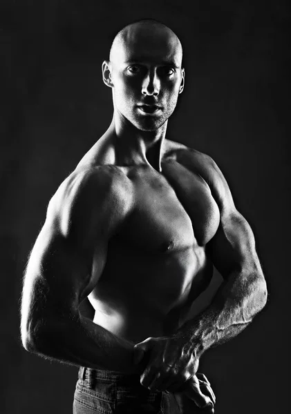 Man bodybuilder poseren — Stockfoto