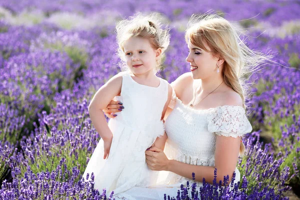 Mutter und Tochter im Lavendelfeld — Stockfoto