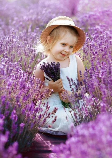 Lavanta alan küçük kıza