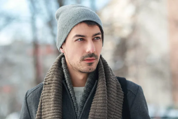 Young man in winter park — Stock Photo, Image