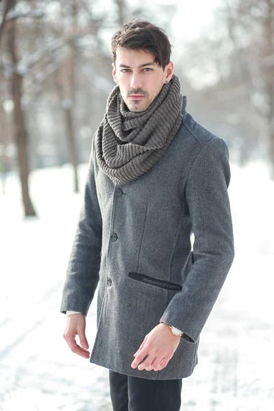 Genç adam kış parkında