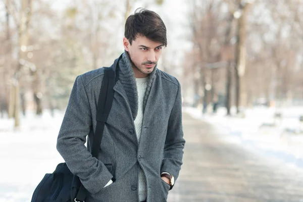 Genç adam kış parkında