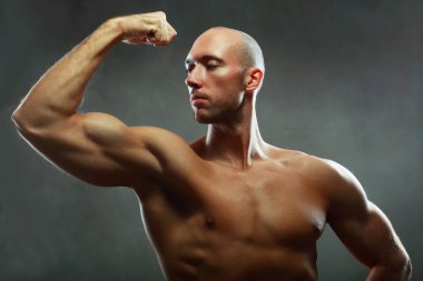 Kaslı atletik erkek