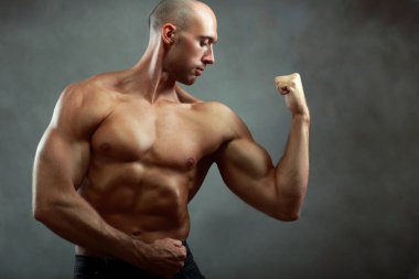 Kaslı atletik erkek