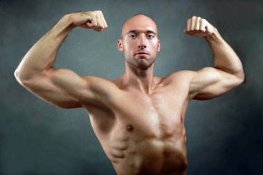 Kaslı atletik erkek