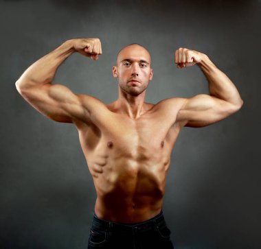 Kaslı atletik erkek