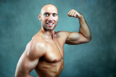 Kaslı atletik erkek