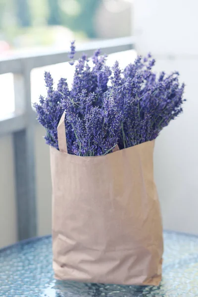 Flores de lavanda em saco de papel — Fotografia de Stock