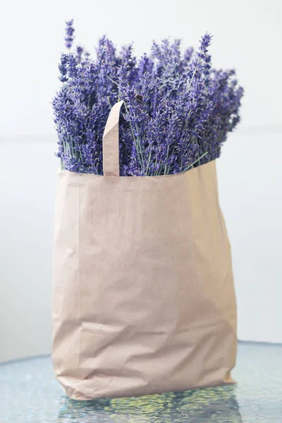 Flores de lavanda em saco de papel — Fotografia de Stock