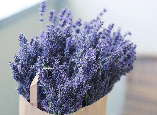 Flores de lavanda em saco de papel — Fotografia de Stock