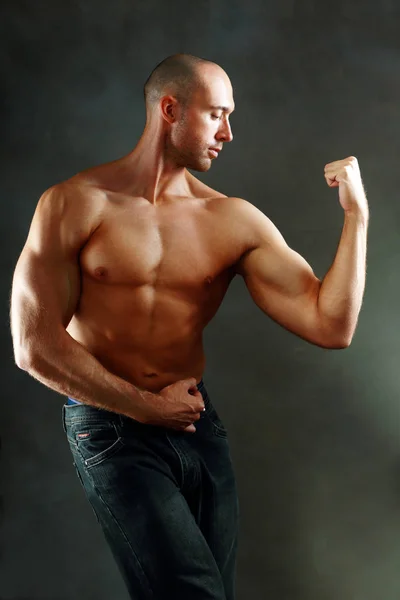 Homem atlético muscular — Fotografia de Stock