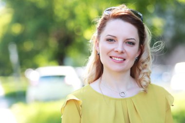 Güzel sarışın kadın.