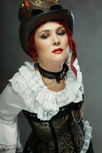 ヴィンテージの帽子を身に着けている赤毛の女性 — ストック写真