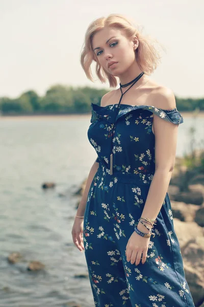 Блондинка, стоящая у реки — стоковое фото