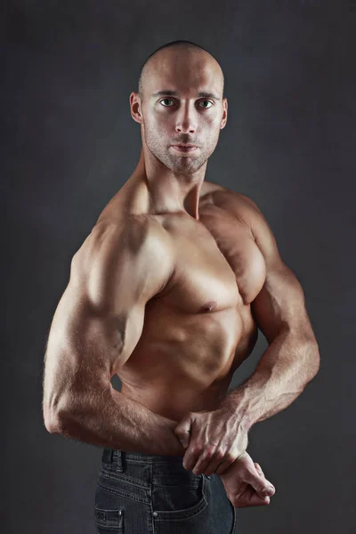 Człowiek pokazano jego biceps — Zdjęcie stockowe
