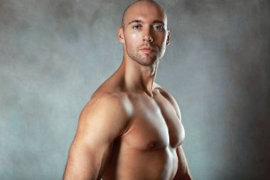 Genç kaslı adam