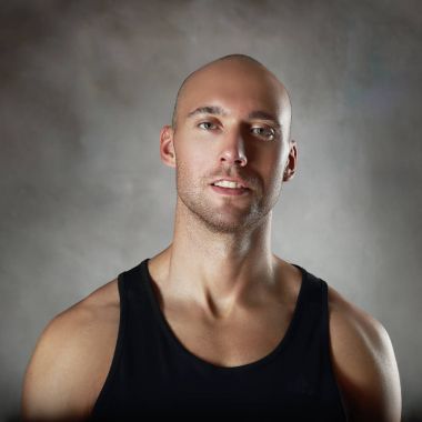 muscule yakışıklı adam 
