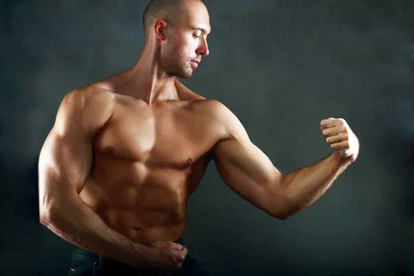 Hombre mostrando sus bíceps — Foto de Stock