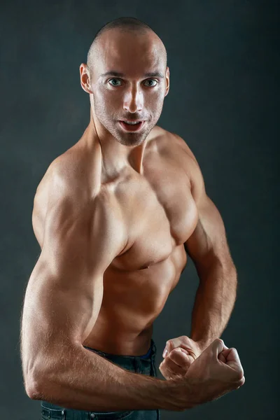 Man showing his biceps — Stock Photo, Image