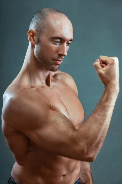 Forte uomo muscoloso — Foto Stock