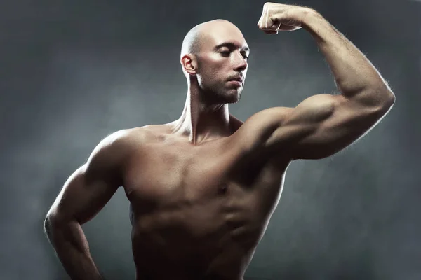 Ember mutatja a bicepsz — Stock Fotó