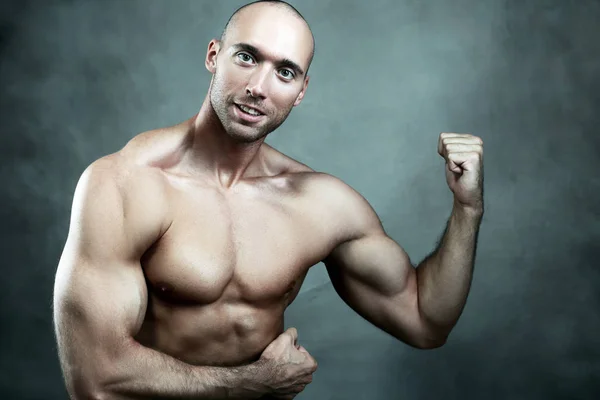 Сильный мускулистый человек — стоковое фото